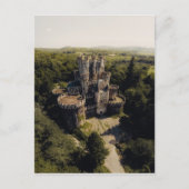 Tall Grey Stone Castle in Green Overgrown Bossen Briefkaart (Voorkant)