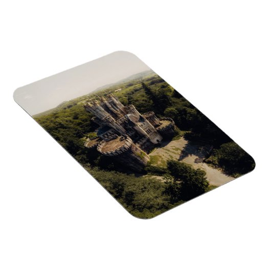 Tall Grey Stone Castle in Green Overgrown Bossen Magneet (Rechterzijde)