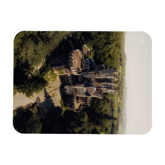 Tall Grey Stone Castle in Green Overgrown Bossen Magneet (Horizontaal)