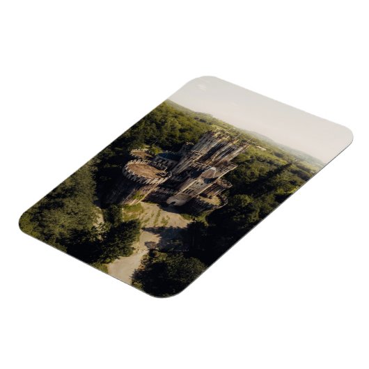 Tall Grey Stone Castle in Green Overgrown Bossen Magneet (Linkerzijde)