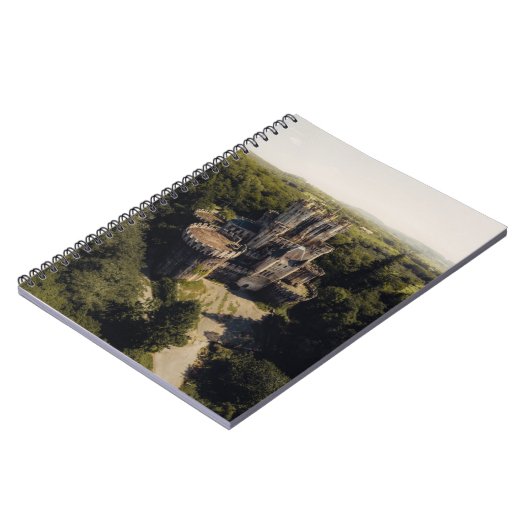 Tall Grey Stone Castle in Green Overgrown Bossen Notitieboek (Linkerzijde)