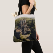 Tall Grey Stone Castle in Green Overgrown Bossen Tote Bag (Dichtbij)