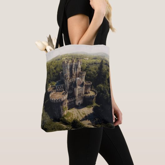 Tall Grey Stone Castle in Green Overgrown Bossen Tote Bag (Dichtbij)