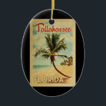 Tallahassee Palm Tree Vintage Travel Keramisch Ornament<br><div class="desc">Een unieke retro mid-eeuwse moderne Tallahassee Florida-kunstprint in de klassieke stijl van het poster. Het bevat een gebogen palmboom op zandige stranden met oceaan onder een blauwe troebele hemel.</div>