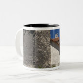 Tallin, Estland. Tallin is een beetje Tweekleurige Koffiemok (Voorkant links)