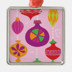 Talrijke kerstversiering, geïllustreerd in verschi metalen ornament