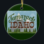 Tamarack Idaho Fun Retro Snowy Mountains Keramisch Ornament<br><div class="desc">Tamarack Idaho neo vintage-reisontwerp in een leuke retro-cartoon stijl met sneeuwbeklimde bergen,  bos en bomen eronder,  blauwe hemel en coole retro-scripttekst.</div>