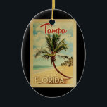 Tampa Palm Tree Vintage Travel Keramisch Ornament<br><div class="desc">Een unieke retro mid-eeuwse moderne Tampa Florida-kunstdruk in de klassieke stijl van het poster. Het bevat een gebogen palmboom op zandige stranden met oceaan onder een blauwe troebele hemel.</div>