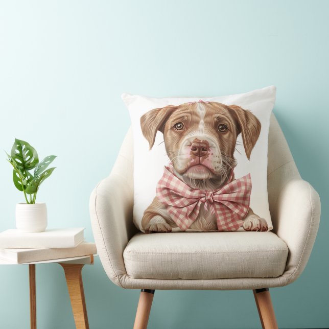 TAN AND WHITE PUT BULL PUPPY HOND MET ROZE BOOG KUSSEN (Stoel)