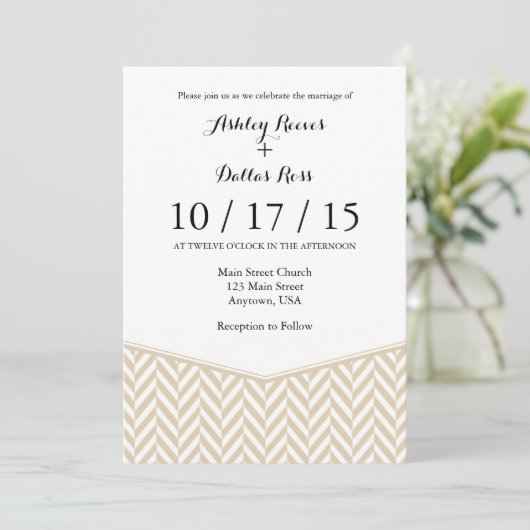 Tan Beige White Herringbone Wedding Invitation Kaart (Staand voorkant)