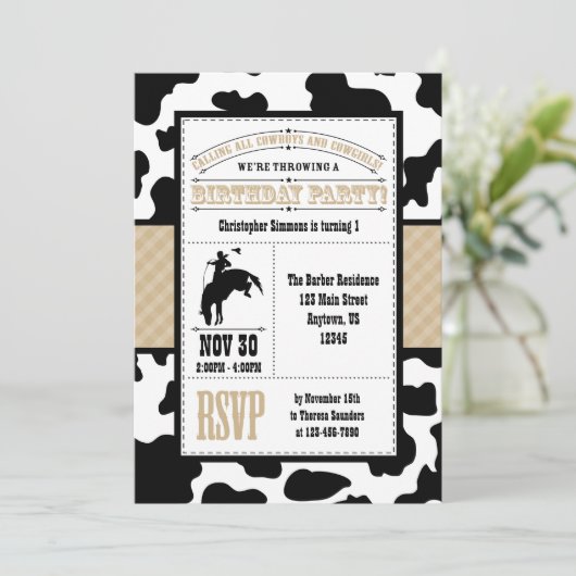 Tan Brown Koeienhuid Cowboy Birthday Uitnodiging (Staand voorkant)