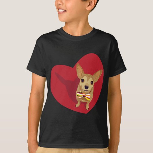 Tan Chihuahua met een boeg stropdas in een rood ha T-shirt (Voorkant)