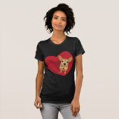 Tan Chihuahua met een boeg stropdas in een rood ha T-shirt (Voorkant volledig)