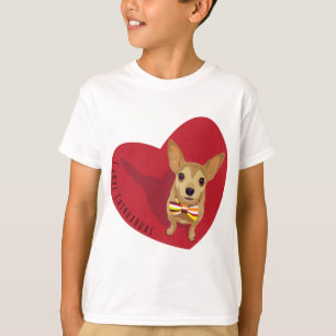 Tan Chihuahua met een boeg stropdas in een rood ha T-shirt