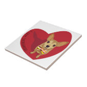 Tan Chihuahua met een boeg stropdas in een rood ha Tegeltje (Zijkant)