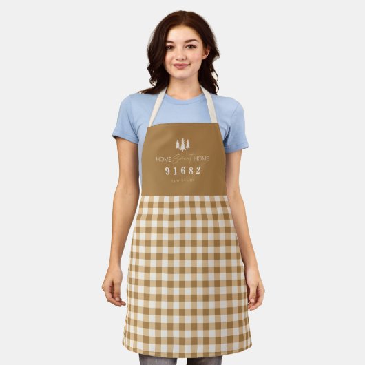 Tan Cream Gingham Home Sweet Home Aangepaste postc Schort (Gedragen)