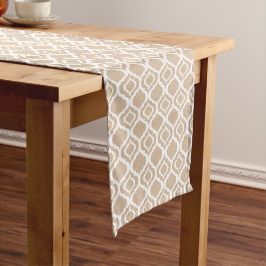 Tan en White Geometric Moroccan Lattice Pattern Korte Tafelloper (Voorbeeld)
