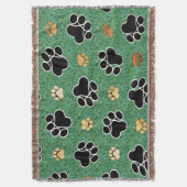 Tan- en zwarte peuterafdrukken op groengras deken (Voorkant Verticaal)