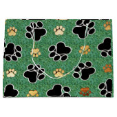 Tan- en zwarte peuterafdrukken op groengras large cadeautasje (Voorkant)