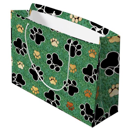 Tan- en zwarte peuterafdrukken op groengras large cadeautasje (Achterkant Gekanteld)