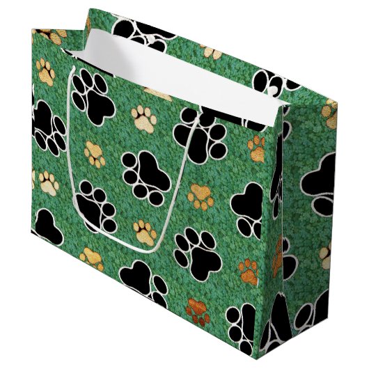 Tan- en zwarte peuterafdrukken op groengras large cadeautasje (Voorkant Gekanteld)