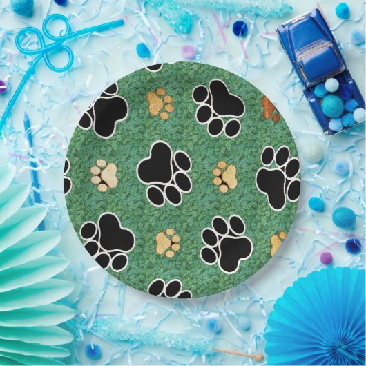 Tan- en zwarte peuterafdrukken op groengras papieren bordje (Feest)