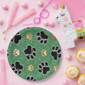 Tan- en zwarte peuterafdrukken op groengras papieren bordje (Feest)