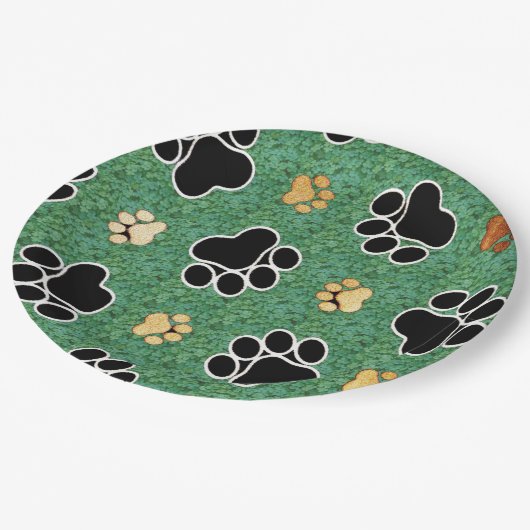 Tan- en zwarte peuterafdrukken op groengras papieren bordje (Gekanteld)