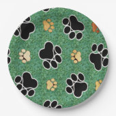 Tan- en zwarte peuterafdrukken op groengras papieren bordje (Voorkant)