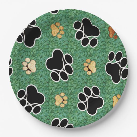 Tan- en zwarte peuterafdrukken op groengras papieren bordje (Voorkant)