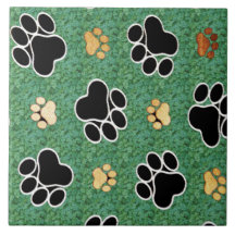 Tan- en zwarte peuterafdrukken op groengras