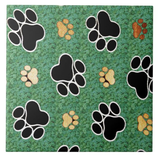 Tan- en zwarte peuterafdrukken op groengras tegeltje (Voorkant)