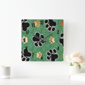 Tan- en zwarte peuterafdrukken op groengras vierkante klok (Huis)