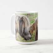 Tan gekleurde Shetland Pony, Koffiemok (Voorkant links)