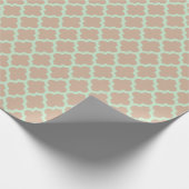 Tan & Green Ikat Quatrefoil Patroon Cadeaupapier (Hoek)