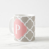 Tan Peach roze Quatrefoil Monogram Koffiemok (Voorkant links)