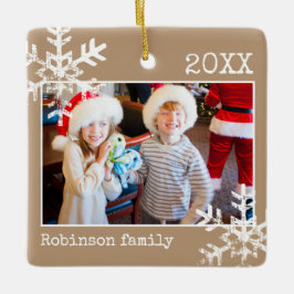 Tan Photo Border White Snowflakes Holiday Keramisch Ornament