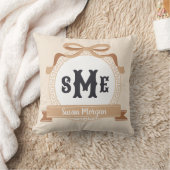 Tan Reverse Greek Key Bow Monogram Kussen (Deken)