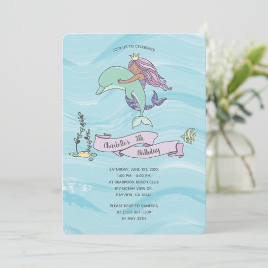 Tan Skin Paarse Zeemeermin met Dolfijn Verjaardag Kaart (Staand voorkant)