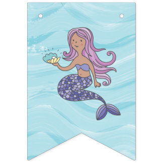 Tan Skin Paarse Zeemeermin Onder het Zee Verjaarda Vlaggetjes