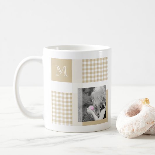 Tan Voeg je foto toe Gingham Modern Brown Monogram Koffiemok (Met donut)