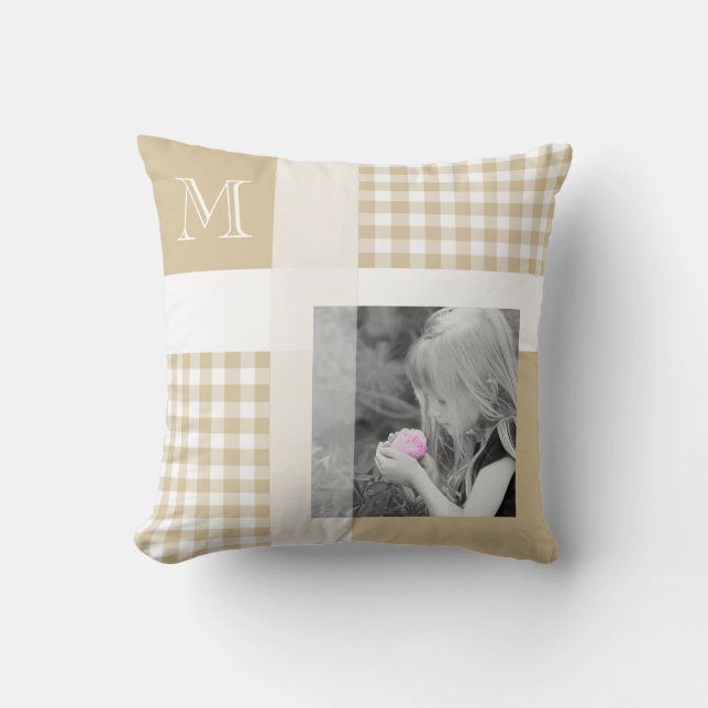 Tan Voeg je foto toe Gingham Modern Brown Monogram Kussen (Voorkant)