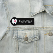 Tand met rood hart zwarte tandarts naamplaatje (In situ)