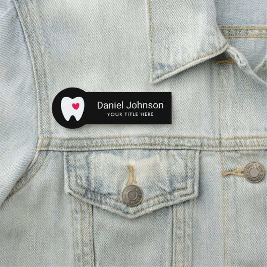 Tand met rood hart zwarte tandarts naamplaatje (In situ)