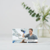 Tandarts die de tanden van patiënten inspecteert visitekaartje (Staand voorkant)