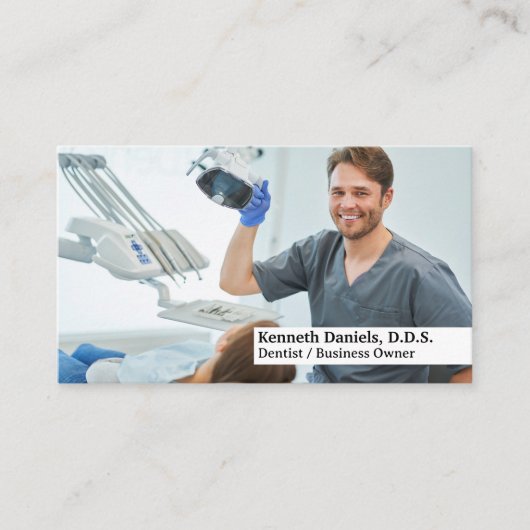 Tandarts die de tanden van patiënten inspecteert visitekaartje (Voorkant)