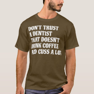Tandarts die Drink koffie cuss veel 1 T-shirt