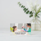 Tandarts Laat Klein Meisje Zien Hoe Tanden Te Poet Visitekaartje (Staand voorkant)