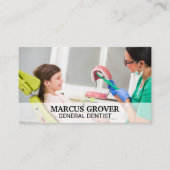 Tandarts Laat Klein Meisje Zien Hoe Tanden Te Poet Visitekaartje (Voorkant)