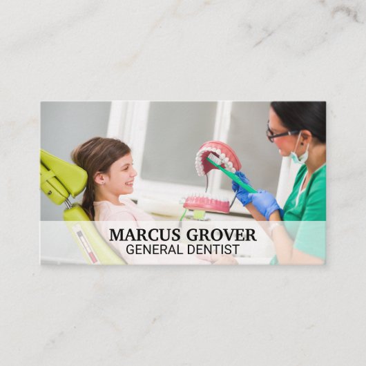 Tandarts Laat Klein Meisje Zien Hoe Tanden Te Poet Visitekaartje (Voorkant)
